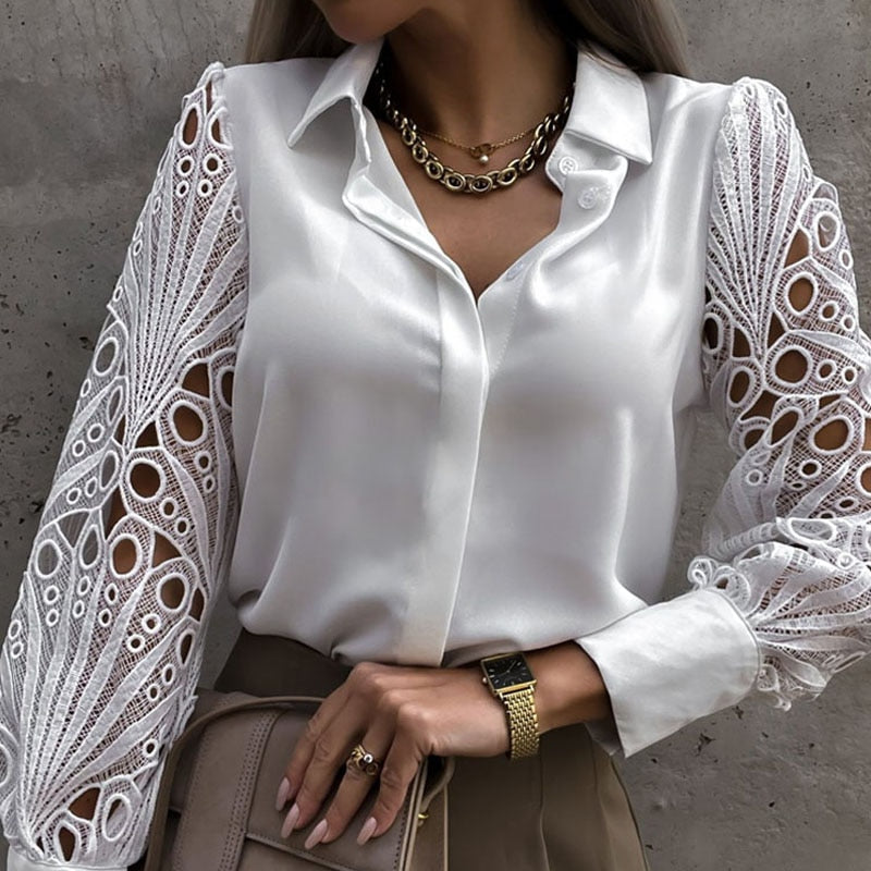 Weiße Bluse mit Spitzenärmeln, Damenmode, elegant, Büro-Outfit, Kettenhalskette.