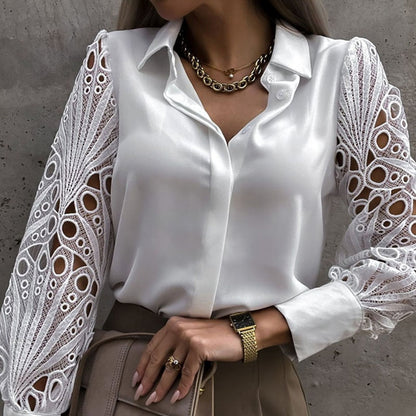 Weiße Bluse mit Spitzenärmeln, Damenmode, elegant, Büro-Outfit, Kettenhalskette.