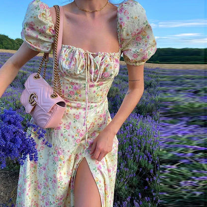 Lätt och stilig sommardress med blommönster och puffärmar – Elina