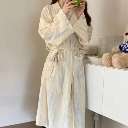 Avslappnad dam sommar badrock med kimono-design – Hana