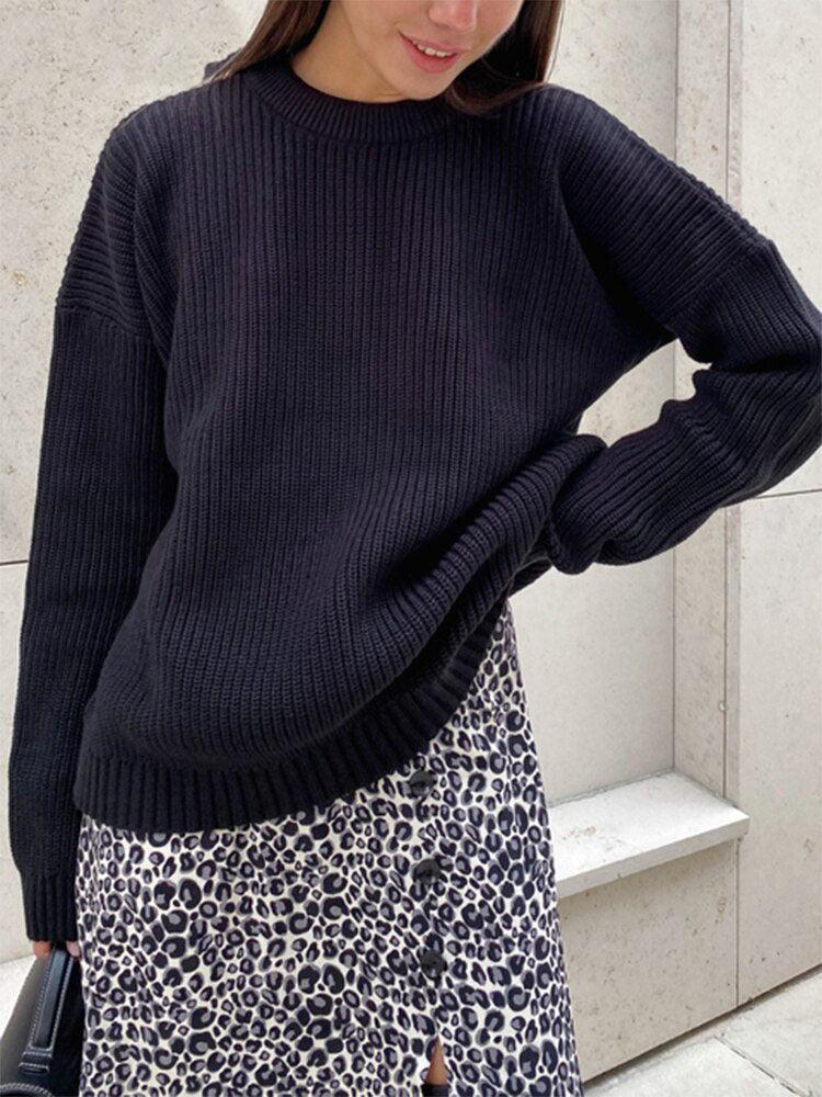 Frau in schwarzem Strickpullover und Leopardenrock, modisch, Herbstmode, Damenbekleidung.