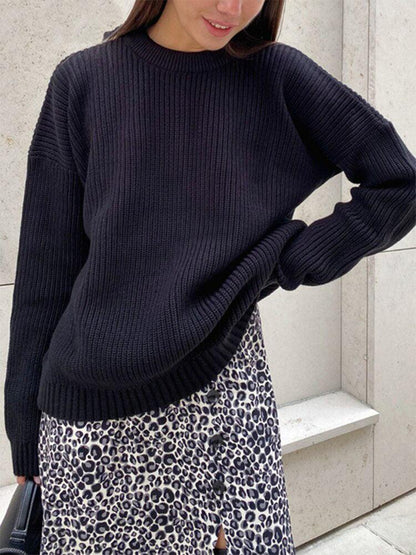 Frau in schwarzem Strickpullover und Leopardenrock, modisch, Herbstmode, Damenbekleidung.