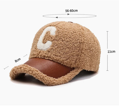 Braune Baseballkappe aus Teddyfleece mit Leder-Visier und Buchstabe C, verstellbar.