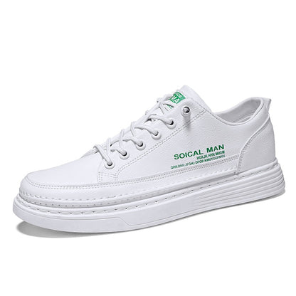 Weiße Herrensneaker aus Leder mit grüner Aufschrift, modisch und bequem.