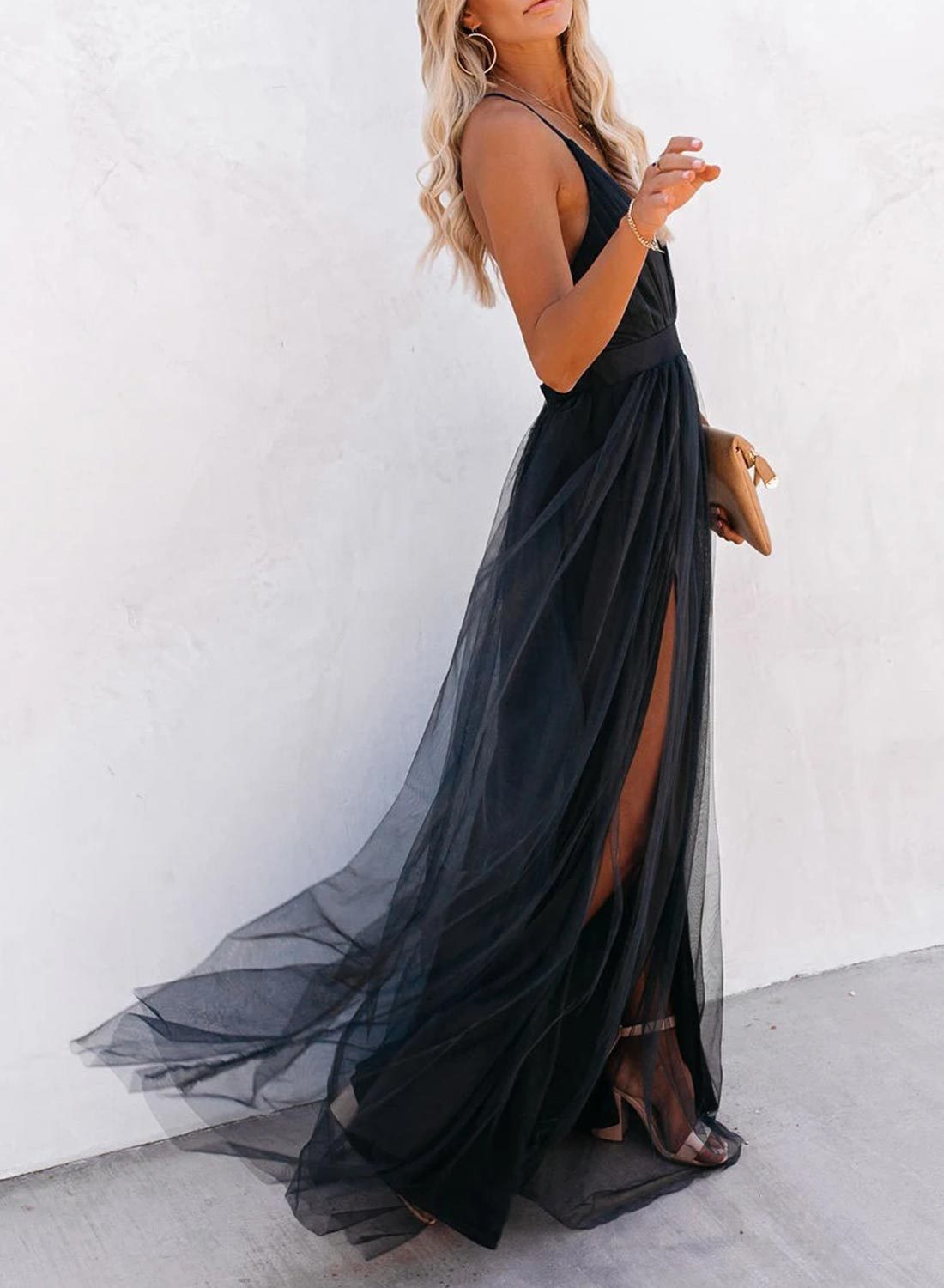 Elegantes schwarzes Abendkleid aus Tüll, ärmellos, mit tiefem Ausschnitt und hoher Taille.