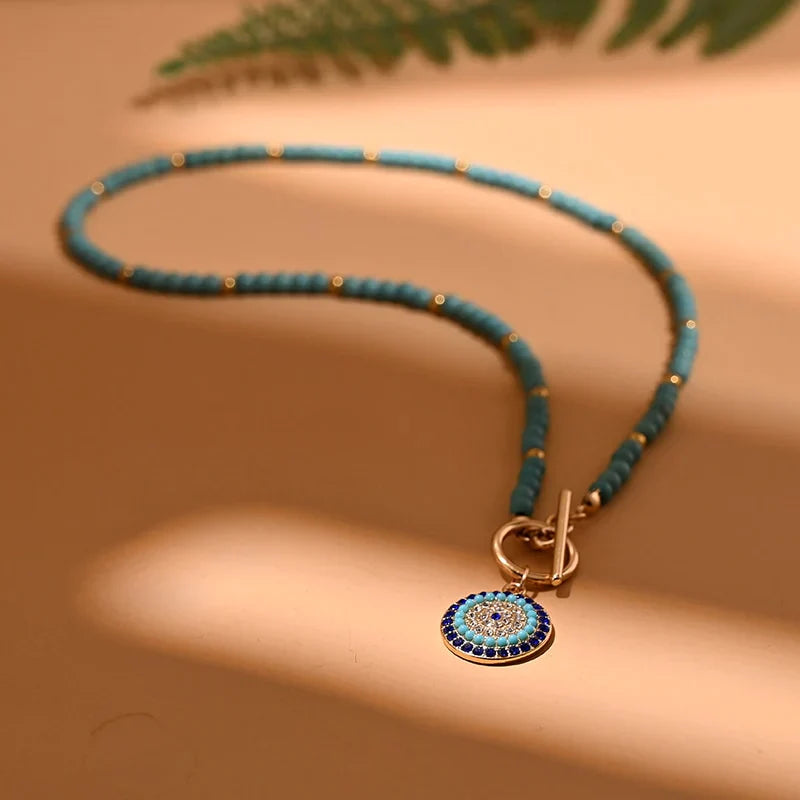 Türkisfarbene Perlenkette mit rundem Anhänger, eleganter Schmuck, Damenaccessoire.