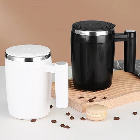 Schwarzer und weißer selbstumrührender Kaffeebecher aus Edelstahl, automatisch, wiederaufladbar.