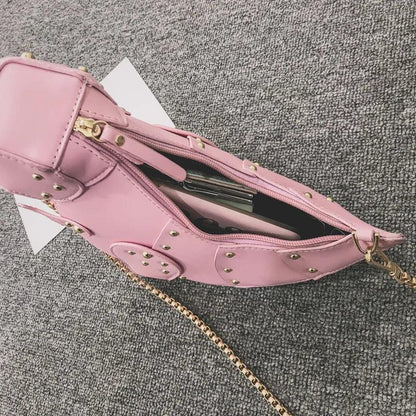 Rosa Umhängetasche mit Nieten, Kettengurt, Reißverschluss, modisch, Damenaccessoire.