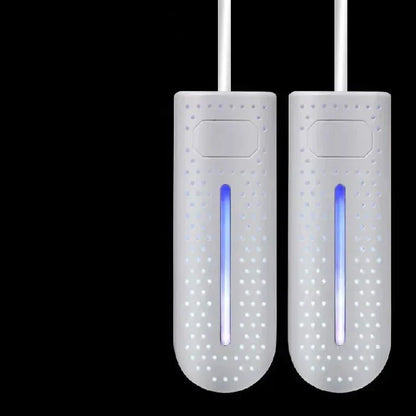 Zwei weiße elektrische Schuhwärmer mit LED-Anzeige auf schwarzem Hintergrund.