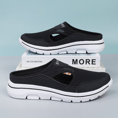 Schwarze Mesh-Sportschuhe, rutschfest, atmungsaktiv, für Herren, auf weißem Hintergrund.