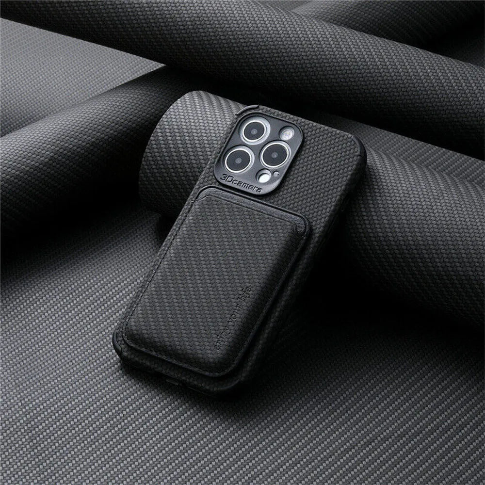 Schwarze Handyhülle aus Karbonfaser mit Kartenfach für iPhone, stilvolles Design, robust.