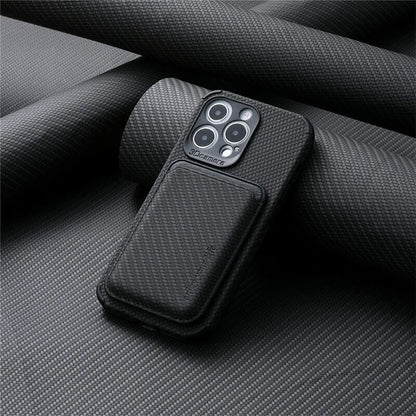 Schwarze Handyhülle aus Karbonfaser mit Kartenfach für iPhone, stilvolles Design, robust.