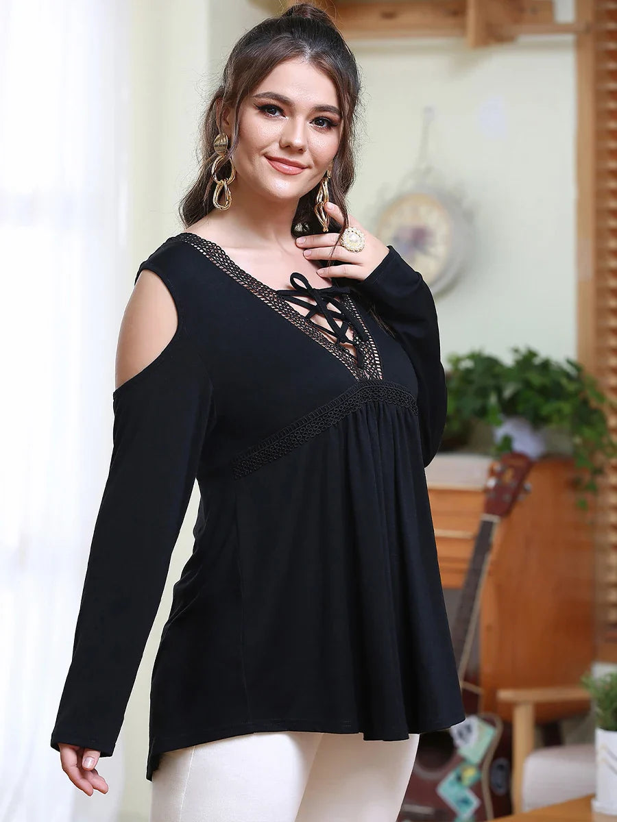Frau in schwarzer, schulterfreier Bluse mit Spitzenbesatz, lässige Mode, Plus-Size, elegant.