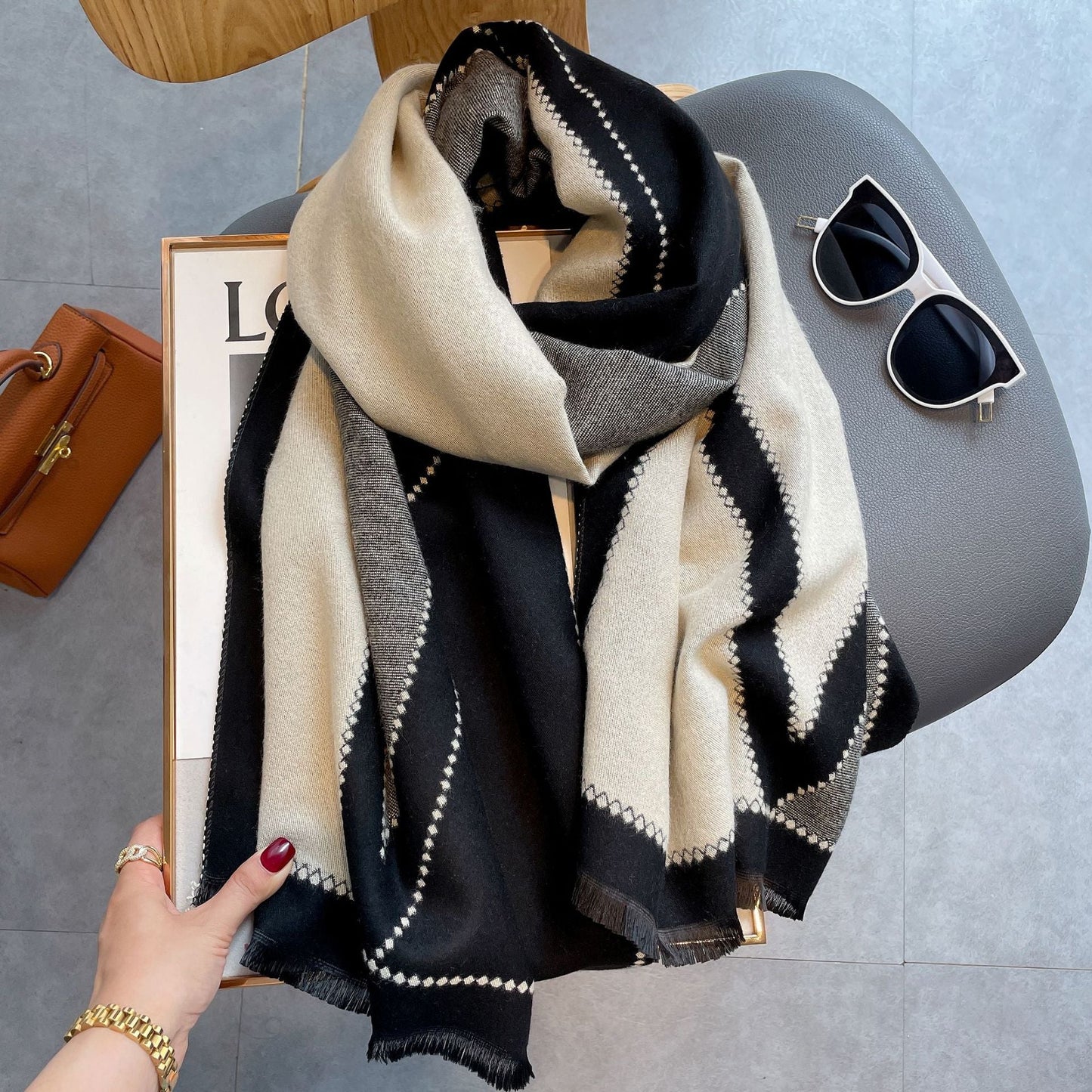 Schwarz-beige Wollschal mit Zickzackmuster, modisches Accessoire, Damenmode, Herbst-Winter.