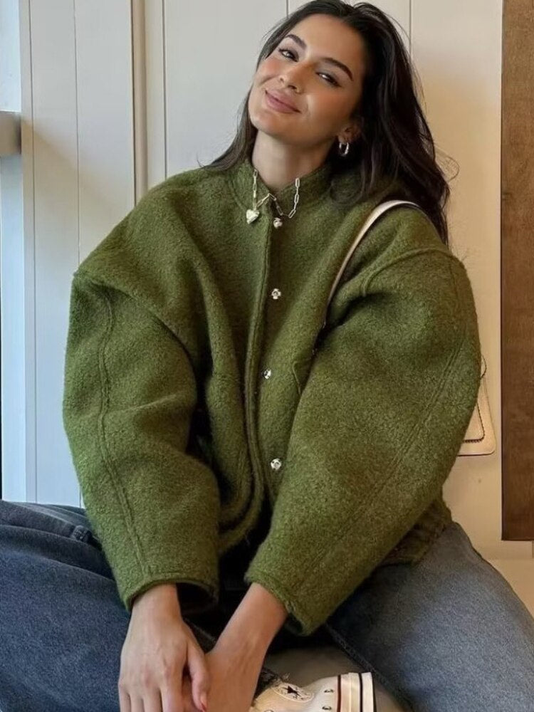 Frau in grüner Wolljacke, lässig, modisch, Herbstmode, gemütlich, stilvoll, urbaner Look.