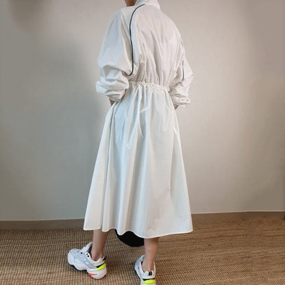 Damen Trenchcoat weiß, lang, Baumwolle, modisch, elegant, Freizeitkleidung, Rückansicht.