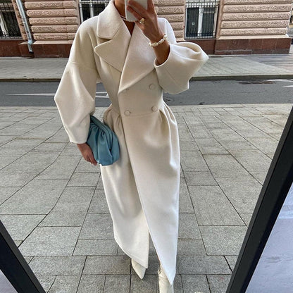 Weiße Damen-Wollmantel, doppelreihig, elegantes Design, Herbstmode, Straße im Hintergrund.