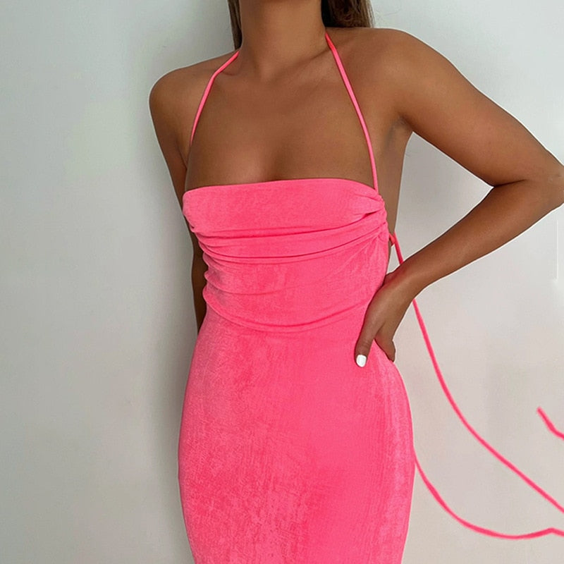 Frau in neonpinkem, trägerlosem Kleid, Sommermode, elegantes Design, Partykleid.