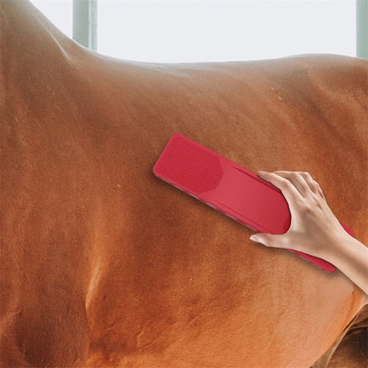 Rote Pferdebürste aus Kunststoff, ergonomisch, für Fellpflege, Hand hält Bürste am Pferd.