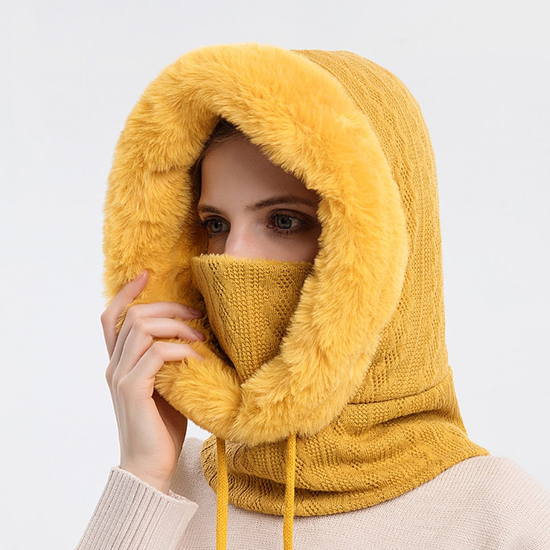 Frau mit gelber Strickmütze und Kunstpelz, Wintermode, warmes Accessoire, stilvoller Look.