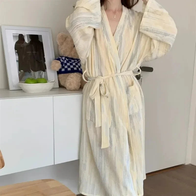 Avslappnad dam sommar badrock med kimono-design – Hana
