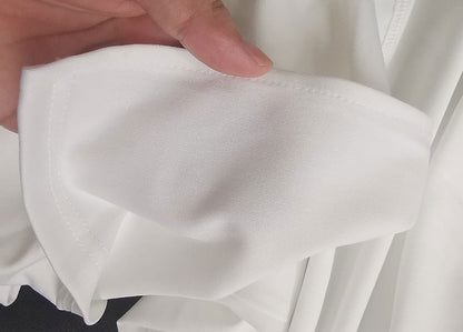 Weiße, atmungsaktive Gesichtsmaske aus Stoff, handgehalten, waschbar, umweltfreundlich.