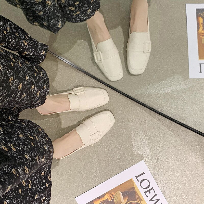 Weiße Loafer mit Schnalle, Damenmode, elegantes Design, Spiegelbild, florale Hose.