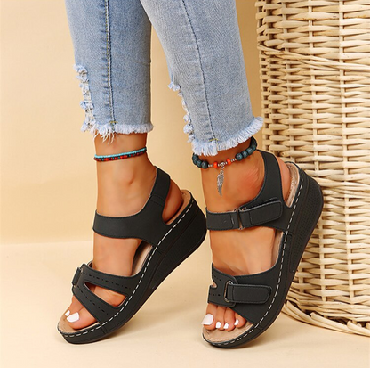 Schwarze Damen-Sandalen mit Plateau, Klettverschluss, lässig, bequem, Sommermode.