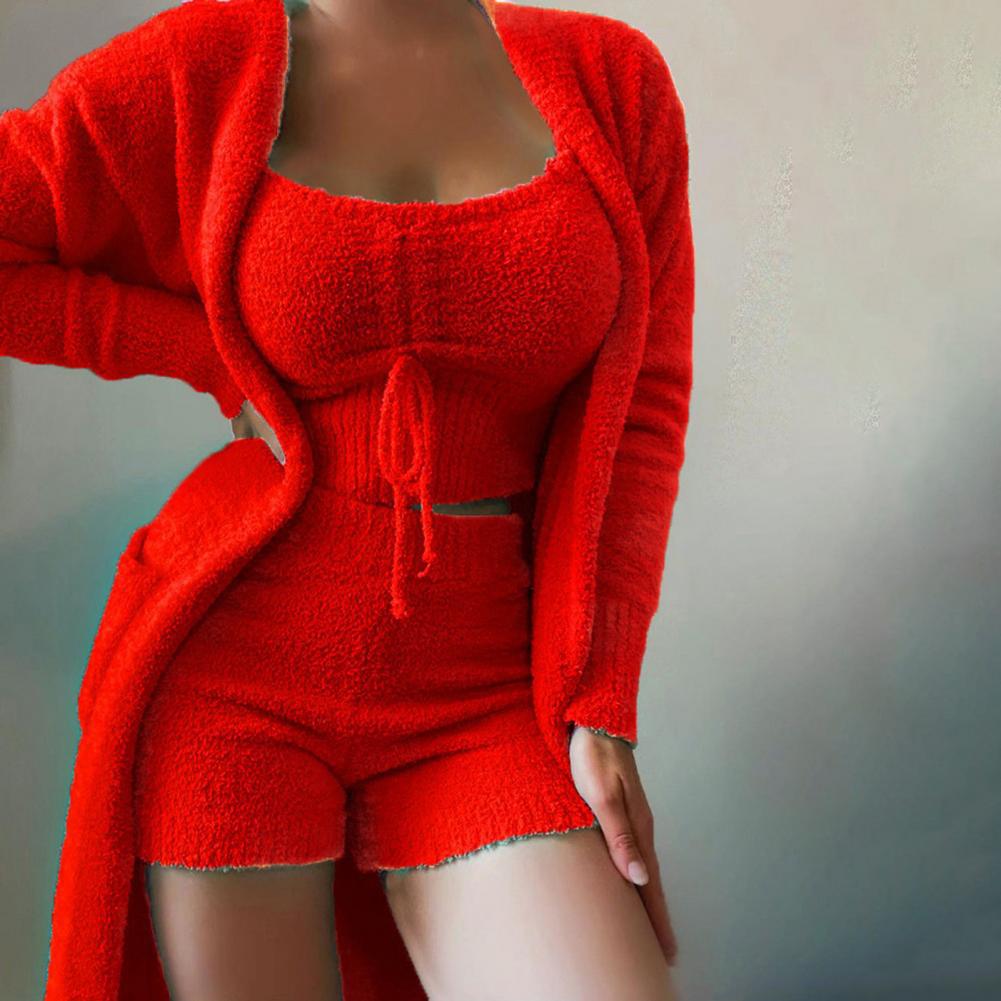 Roter Damen-Strickanzug, bestehend aus Top, Shorts und Cardigan, gemütlich und modisch.