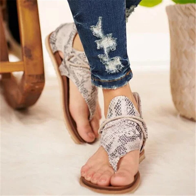 Damen Sandalen Schlangenmuster, flach, beige, Sommermode, lässig, bequem, trendig.