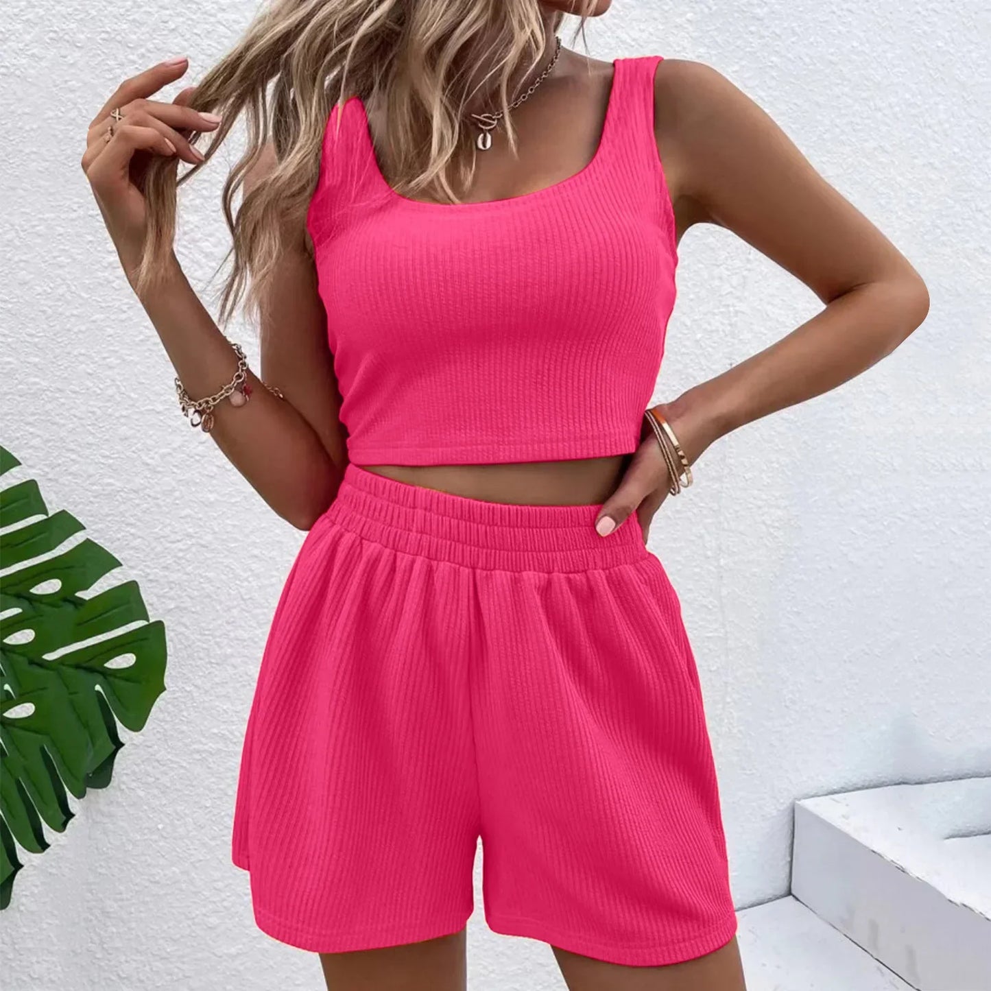 Trendig tvådelat sommarsätt för kvinnor med shorts och croptop – Livia