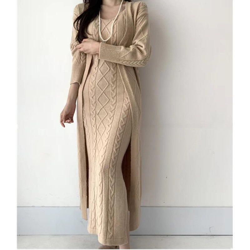 Beiges Strickkleid mit Zopfmuster, langärmelig, elegantes Design, Damenmode, Herbst-Winter.