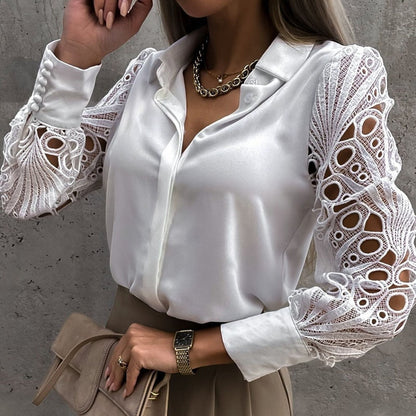 Damenbluse aus Satin mit Spitzenärmeln, weiß, elegant, modisch, Büro-Outfit, Damenmode.