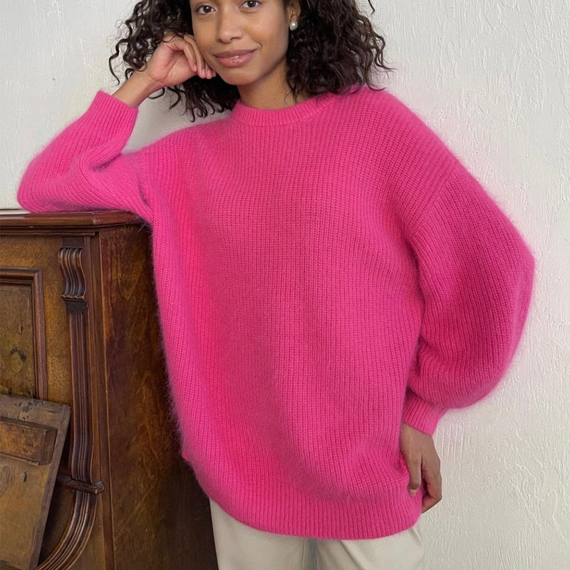 Frau in pinkem Oversize-Pullover aus Wolle, lässig, modisch, gemütlich, Herbstmode.