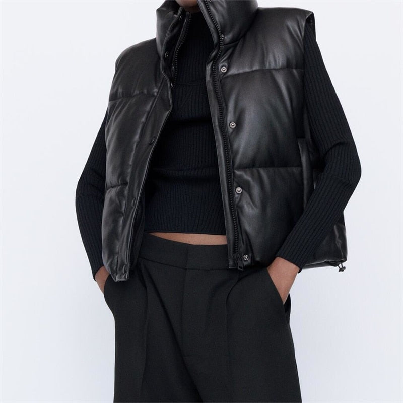 Schwarze Lederweste, ärmellos, gesteppt, modisch, Herrenbekleidung, Herbstmode, elegant.