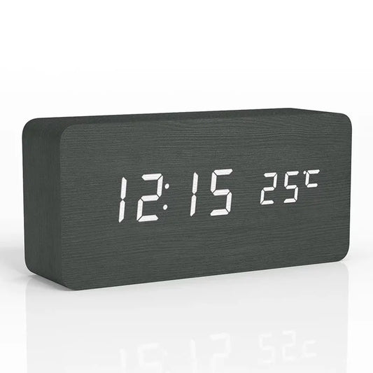 Digital klocka i trä med LED-display – WoodSync