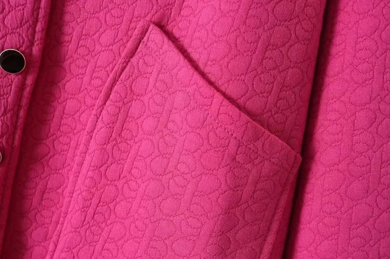 Rosa Damenjacke mit geprägtem Muster, Knöpfen und Tasche, modisch und elegant.