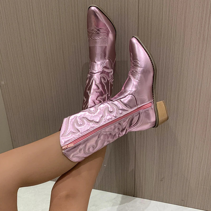 Rosa Cowboystiefel aus Leder mit Stickerei und Holzabsatz, Damenmode, Westernstil.