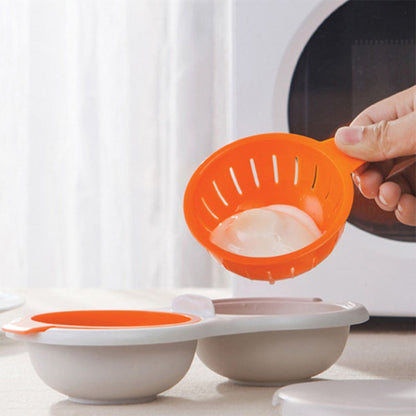 Hand hält orangefarbenen Eiertrenner über weißer Schüssel, Küchenzubehör, Kunststoff.