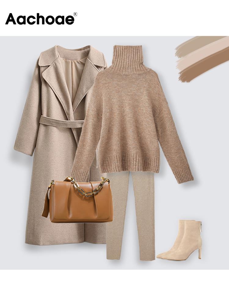 Beiges Damen-Outfit-Set mit Mantel, Rollkragenpullover, Hose, Tasche und Stiefeletten.