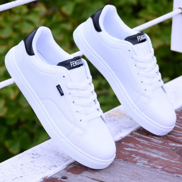 Weiße Sneaker aus Leder mit schwarzem Detail, modische Herrenschuhe, Freizeitstil.