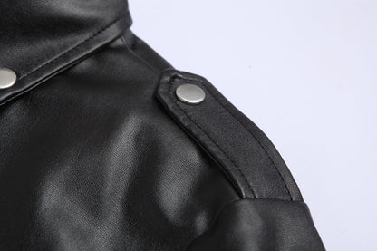 Schwarze Lederjacke mit silbernen Knöpfen, Nahaufnahme, modisches Design, hochwertige Materialien.
