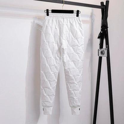 Weiße gesteppte Jogginghose, warm, elastischer Bund, Wintermode, Herrenbekleidung.