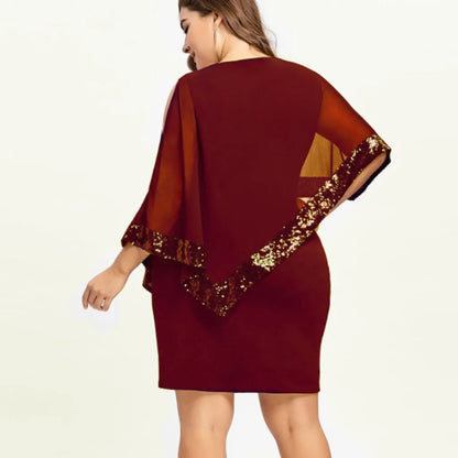 Frau in weinrotem Kleid mit goldenen Pailletten, elegantes Abendkleid, Rückansicht.