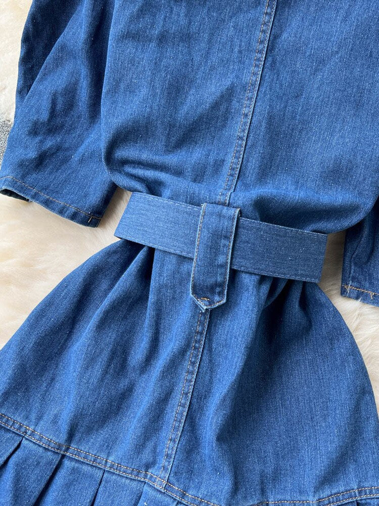 Blaues Jeanskleid mit Gürtel, Denim, Damenmode, Freizeitkleidung, mittellanger Schnitt.
