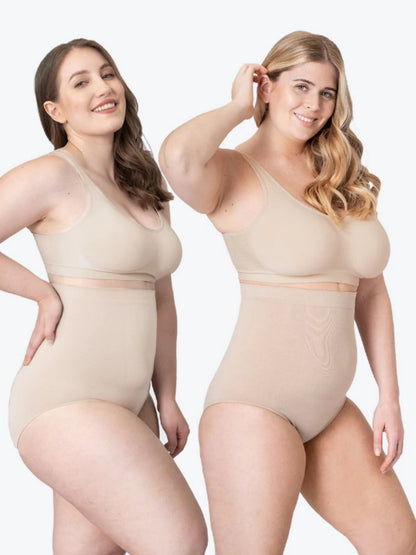 Zwei Frauen in hautfarbenen Shapewear-Slips, nahtlos, figurformend, bequem, hohe Taille.