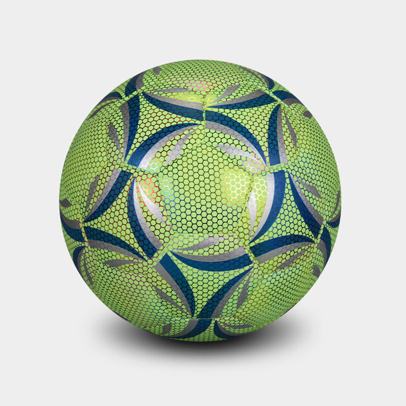 Lysande fotboll med reflektions-effekt – För spelglädje dag och natt