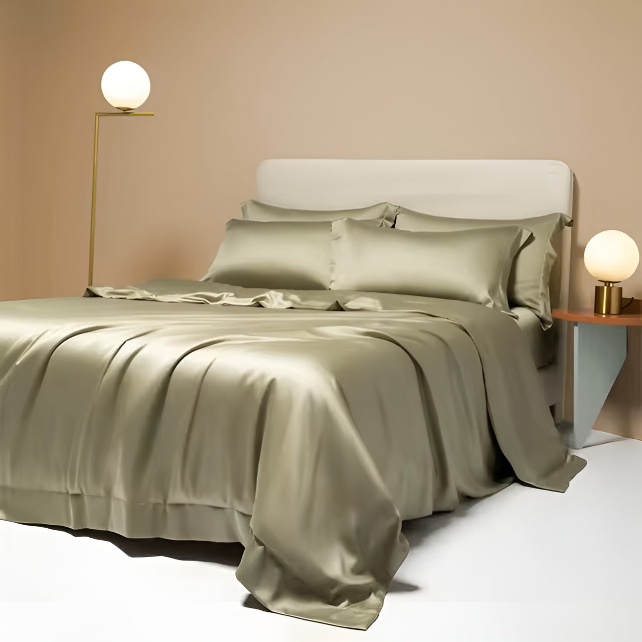 Luxuriöses Seidensatin-Bettwäsche-Set in Beige, ultra atmungsaktiv, aus Bio-Bambus.