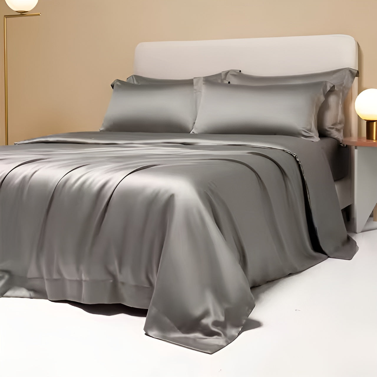 Luxuriöses graues Seidensatin-Bettwäsche-Set aus Bambus, ultra atmungsaktiv, auf Doppelbett.