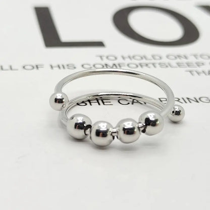 Silberner Ring mit Kugeldesign, minimalistischer Schmuck, elegantes Accessoire für Damen